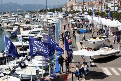 Imatge panoràmica de visitants i estands de la 9a Fira Marítima Costa Daurada a Cambrils, el 16 de maig de 2016