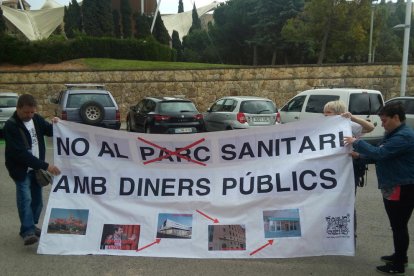 Miembros del Grupo de Defensa de la Sanidad Pública, ante los Servicios Territoriales de Sanidad.