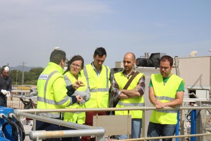 La alcaldesa, Camí Mendoza, durante la visita a las obras.