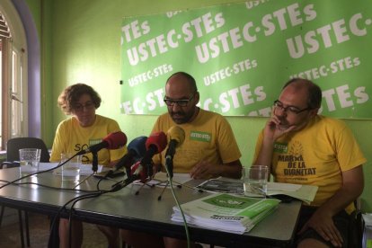 Imatge de la roda de premsa que va tenir lloc ahir, en què el sindicat USTEC-STEs va valorar l'inici del curs escolar.