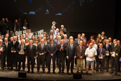 Fotografia de família dels premiats amb les autoritats ahir al Teatre Fortuny.