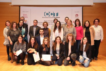 Els premiats van posar al final de l'acte amb professors i autoritats mostrant feliços els diplomes.