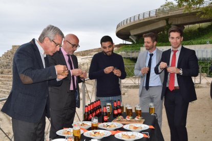 Josep Fèlix Ballesteros, Josep Lluís Castro y restauradores, degustando tapas en el Anfiteatro.