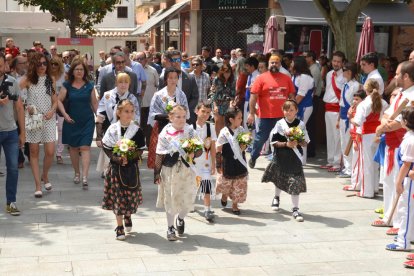 La entrada de las 'pubilles' y las autoridades al oficio de Sant Pere.