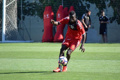 El central que vol obrir-se camí en el futbol europeu començant pel Nàstic