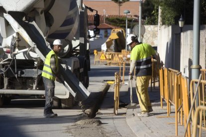 Obres al carrer de l'Alt Empordà, on estan instal·lant les canonades de gas ciutat.