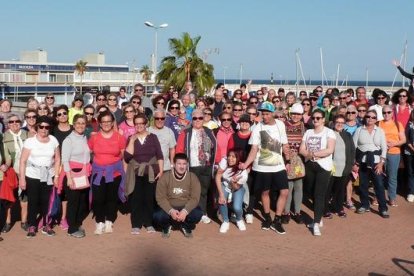 Fotografía de familia de los participantes a la caminata.