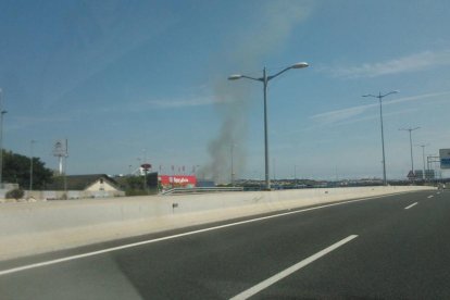 Dos dotaciones de Bomberos trabajan en un incendio de matorrales en Tarragona