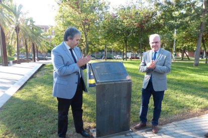 L'alcalde de Salou i el secretari general de la Presidència en l'acte institucional.