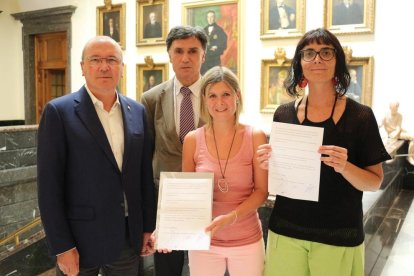 Representants dels tres partits polítics que han signat el manifest.