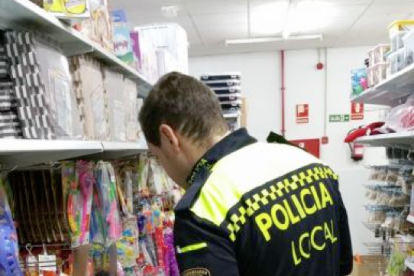 Imagen de los agentes de la Policía Local de Torredembarra llevando a cabo la operativa.