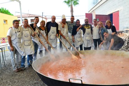 La paella popular que va tenir lloc l'any passat.