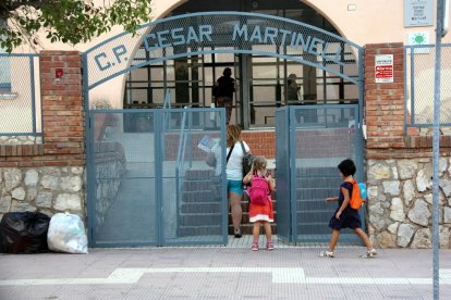 Pla general de l'entrada de l'escola del Pinell de Brai mentre accedien mestres i alumnes en el segon dia de curs. Imatge del 13 de setembre de 2016 (horitzontal)