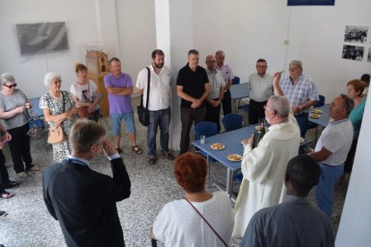 Els veïns van demanar que el mossèn de l'església de Sant Pere beneís el nou local.