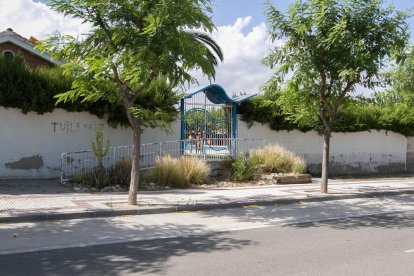 Porta d'entrada de la piscina municipal, dimarts a la tarda.