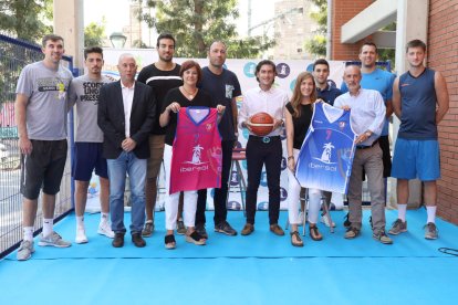 La presentació de l'acord es va realitzar a l'entrada del pavelló del Serrallo.