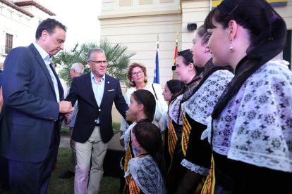 L'alcalde de Torremolinos, a l'esquerra, amb les pubilles durant la inauguració de les Nits Daurades.