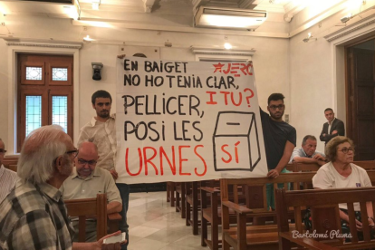 La pancarta que van mostrar en el moment de la votació de la moció per rebutjar el referèndum de l'1-O.