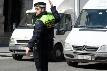 El mètode de la falsa abraçada consisteix en dirigir-se a una persona d'edat avançada i amb qualsevol excusa mantenir-hi un contacte físic per robar-li objectes de valor.