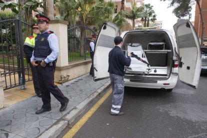 El homicida habría seguido a la mujer de 54 años hasta el ascensor, donde lo habría agredido hasta matarla