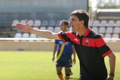 Emili Vicente dirigeix als seus homes en una imatge d'arxiu d'un partit de la temporada en què va entrenar el club roig-i-negre.