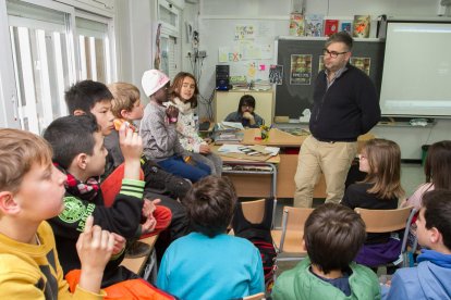 El director del ECIR, Daniel Villanueva, en el aula de la Escola Els Ganxets, este miércoles.