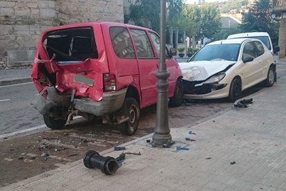 El xoc ha provocat danys en vehicles i mobiliari públic.