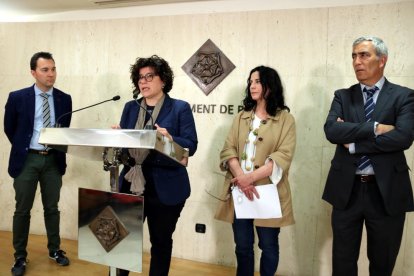 El regidor de Medi Ambient de Reus, Daniel Rubio; la regidora de Benestar Social de Reus, Montserrat Vilella; de Polítiques d'Igualtat i Serveis a la Persona de Tarragona, Ana Santos; i Anton Escarré, degà del CETIT, el 8 de maig del 2017