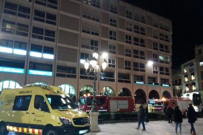 Els camions de bombers, que han apagat el foc en pocs minuts, i una ambulància del SEM, a la plaça Prim.