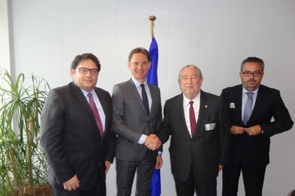 El president de la Cambra de Comerç de Tarragona, Andreu Suriol, encaixa la mà amb el vicepresident de la Comissió Europea i responsable de Treball, Creixement i Inversió, Jyrki Katainen. Al seu costat, l'eurodiputat Francesc Gambús i Martí Barberà, membr