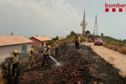 El foc ha cremat vegetació propera a habitatges.