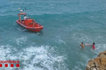 Els bombers van rebre suport des de l'aigua de Salvament Marítim.