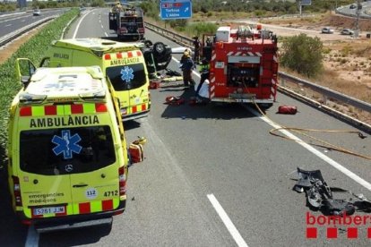 Dues víctimes mortals i set ferits de diversa consideració en un accident a l'AP-7 a l'Aldea