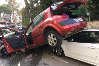 Un conductor provoca un accident en fugir de la policia