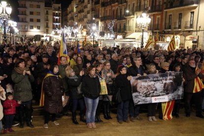 Plan|Plano abierto de la concentración de la plaza de la Fuente de Tarragona en apoyo|soporte a la presidenta del Parlamento, Carme Forcadell, que ha reunido a unas 400 personas.