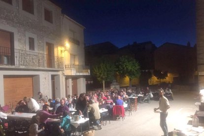 Sopar dels veïns de Conesa al Pati per Sant Joan.