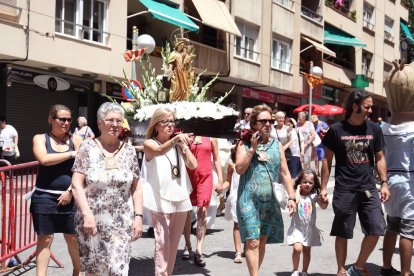 La processó de la Santa Imatge ha recorregut els carrers del barri.