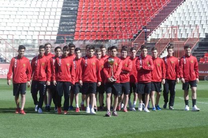 Els jugadors del cadet A del Nàstic, amb el seu trofeu, orgullosos, ahir, a la gespa del Nou Estadi.