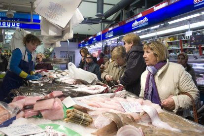 Los paradistas contrarios al nuevo horario del Mercat, dispuestos a movilizarse