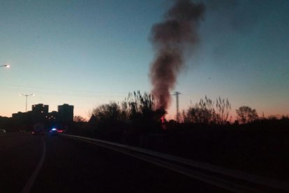 El foc ha provocat una negra columna de fum.