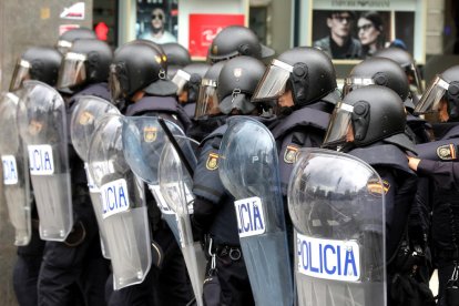 Un moment de l'actuació de la Policia a la Plaça Imperial Tàrraco l'1 d'octubre.