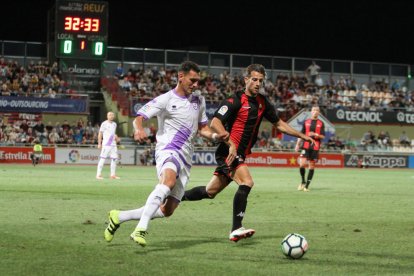 Máyor con un jugador del Numància y el empate en el marcador de fondo. Un gol del punta dio al Reus el único triunfo hasta ahora.