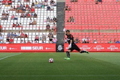 Saja, servint de porteria al Nou Estadi. El meta buscarà una nova destinació a partir del mes vinent.