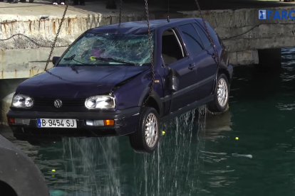 El vehículo se ha precipitado al desembarcar del ferri.