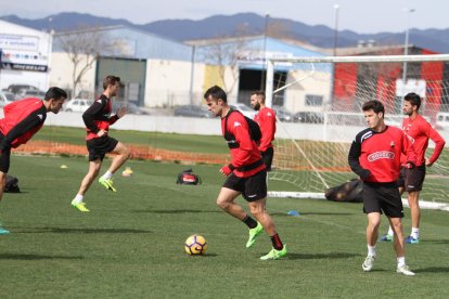 Aritz López Garai, vestit de curt en el primer entrenament de la temporada passada, serà ara qui dirigirà l'equip.