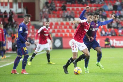 Maikel Mesa disputando una pelota durante el partido que los granas disputaron contra el Barça B en el Nou Estadi.