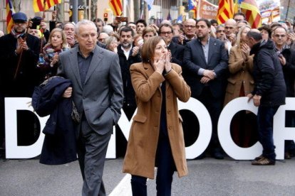 La presidenta del Parlament, Carme Forcadell, saluda els que han anat a donar-li suport amb el Govern i els partits darrere.