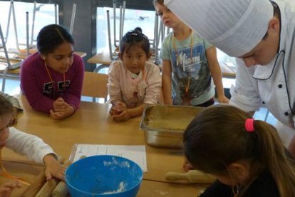 Els alumnes del taller de pastisseria de la UEC ensenyant a fer galetes