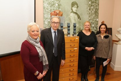 María José Antón, Santiago Vila, Montserrat Caelles y Cristina de Anciola, con los trofeos.