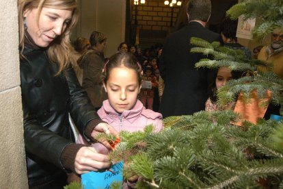 Imagen de una niña colgante sus mensajes en el Árbol de los Deseos en una edición anterior.